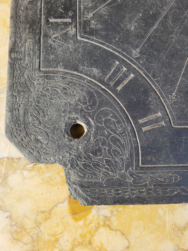 Cadran Solaire En Ardoise, Décoré Et Daté 1704
