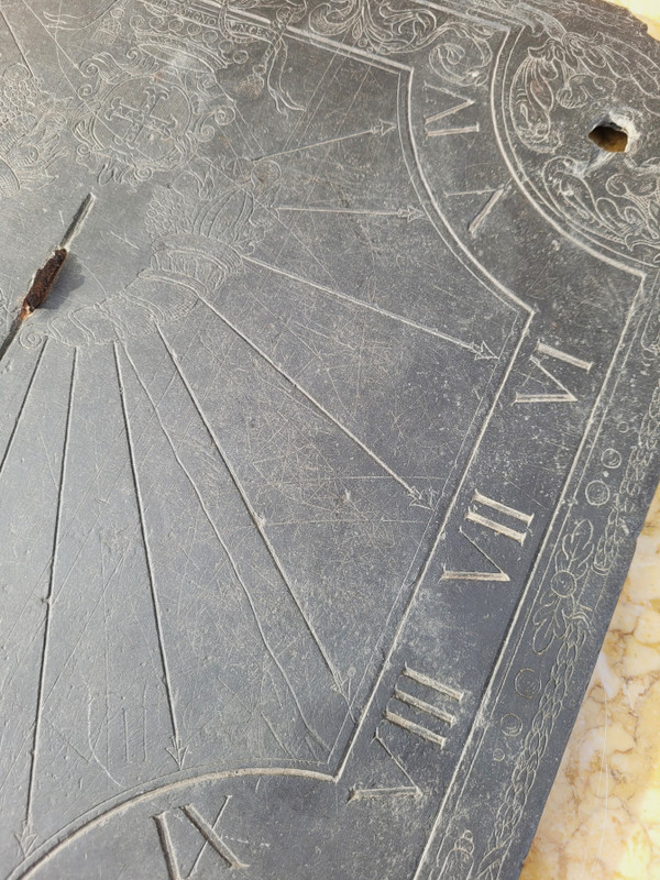 Cadran Solaire En Ardoise, Décoré Et Daté 1704