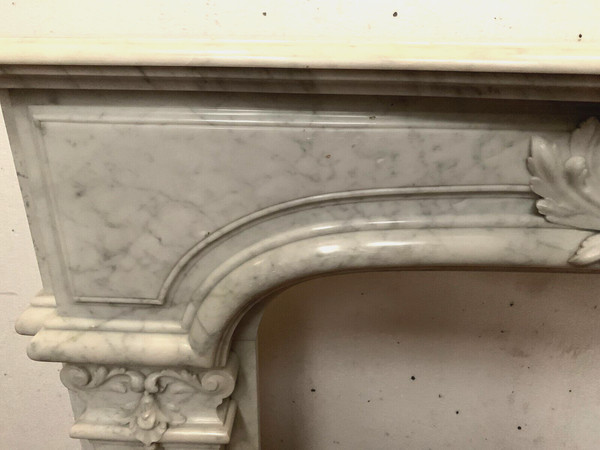 Camino in stile Regency in marmo bianco di CARRARA ITALIA XIX secolo