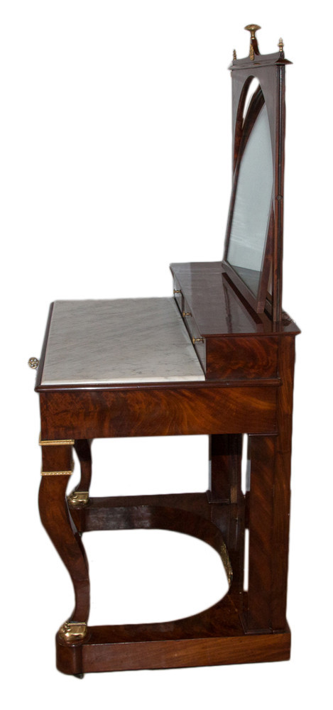 Periodo di restauro della toeletta in mogano 1820-1830