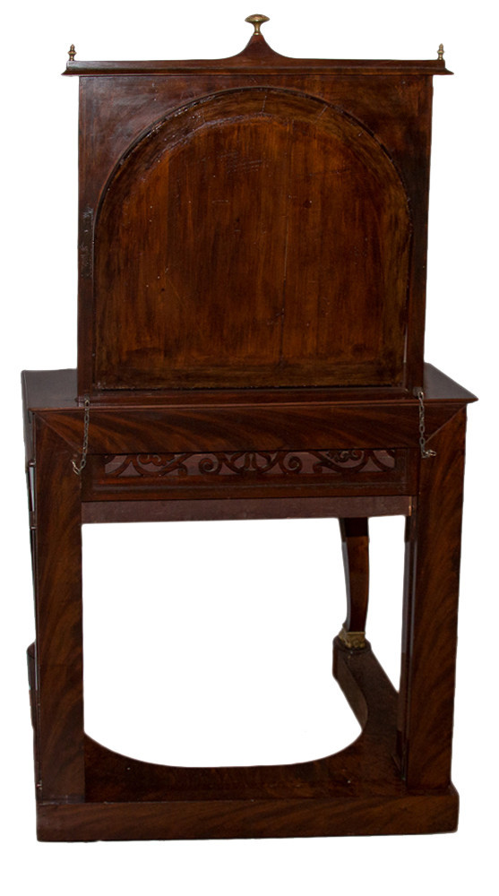 Periodo di restauro della toeletta in mogano 1820-1830