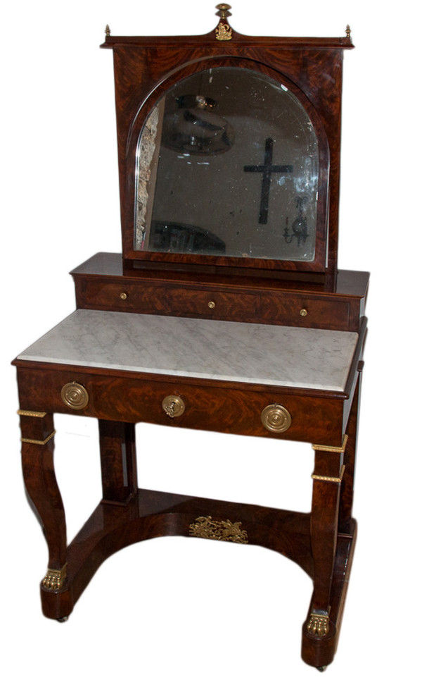 Periodo di restauro della toeletta in mogano 1820-1830