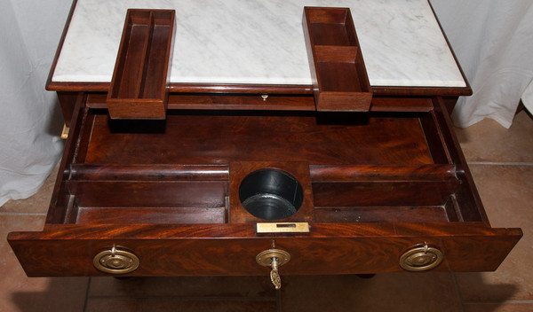 Periodo di restauro della toeletta in mogano 1820-1830