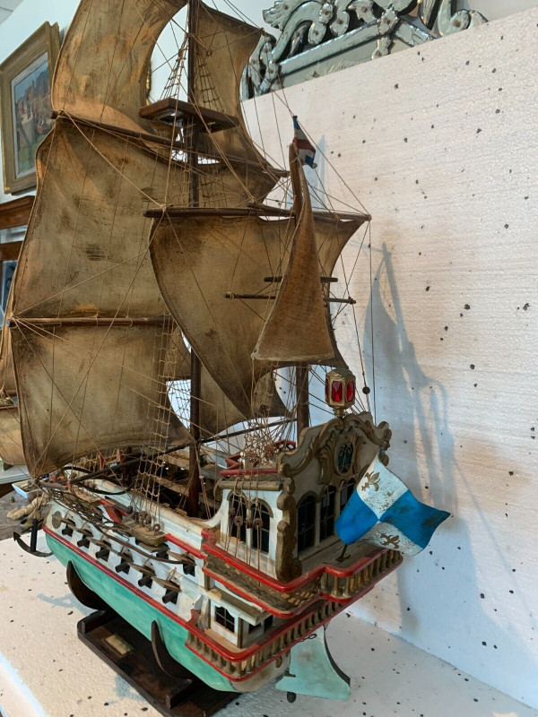 Ancienne maquette d'un bateau de pirate des mers XX siècle