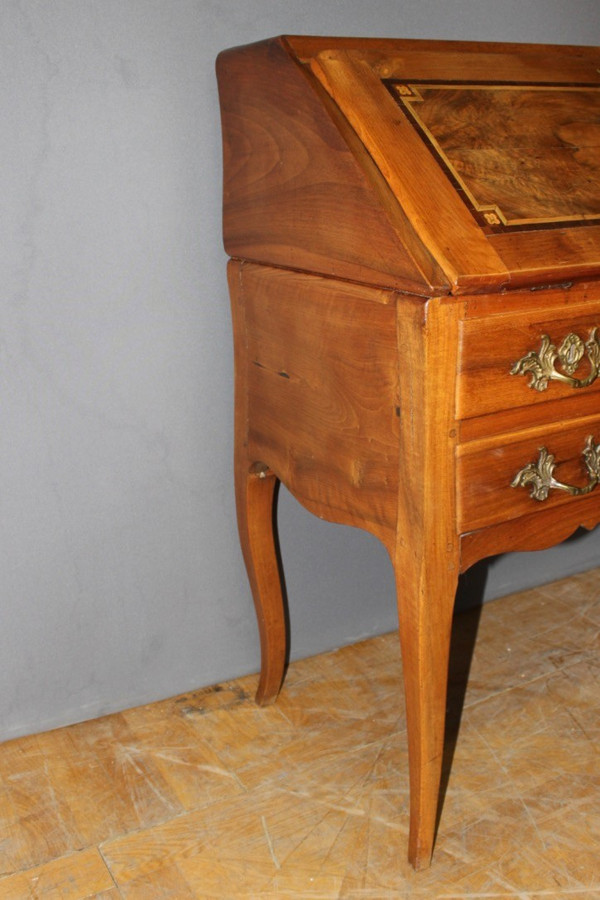 Louis XV sloping desk in walnut and 18th century marquetry
