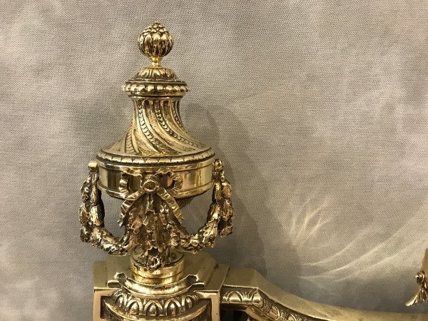Beaux chenets anciens en bronze poli d'époque 19 ème de style Louis XVI 
