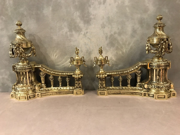 Beaux chenets anciens en bronze poli d'époque 19 ème de style Louis XVI 
