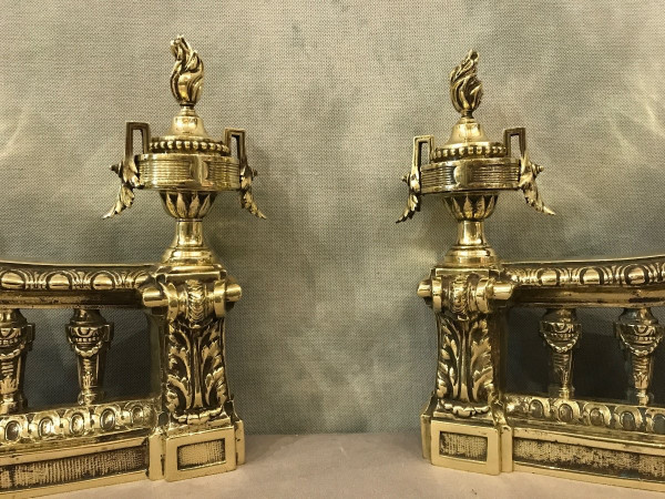 Beaux chenets anciens en bronze poli d'époque 19 ème de style Louis XVI 