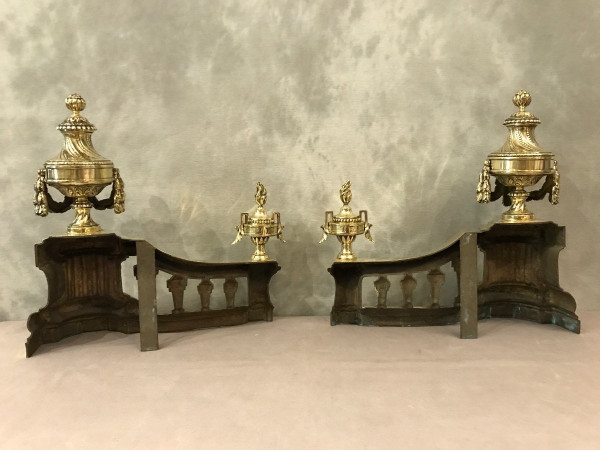 Beaux chenets anciens en bronze poli d'époque 19 ème de style Louis XVI 
