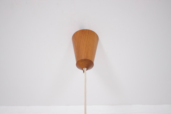 Scandinavian-style mobile suspension lamp.