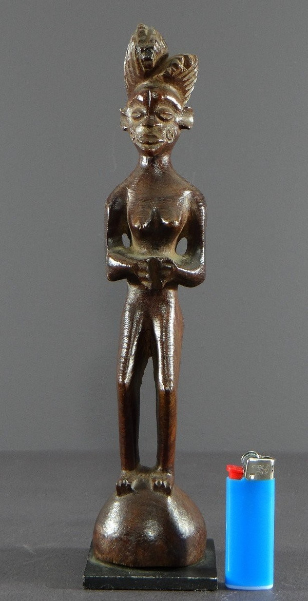 Angola, popolo Lwena, primo terzo del XX secolo, statua di figura femminile in legno duro.