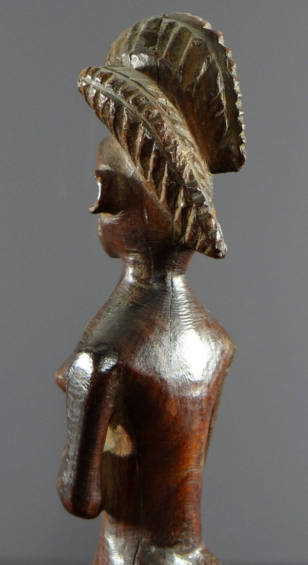 Angola, popolo Lwena, primo terzo del XX secolo, statua di figura femminile in legno duro.
