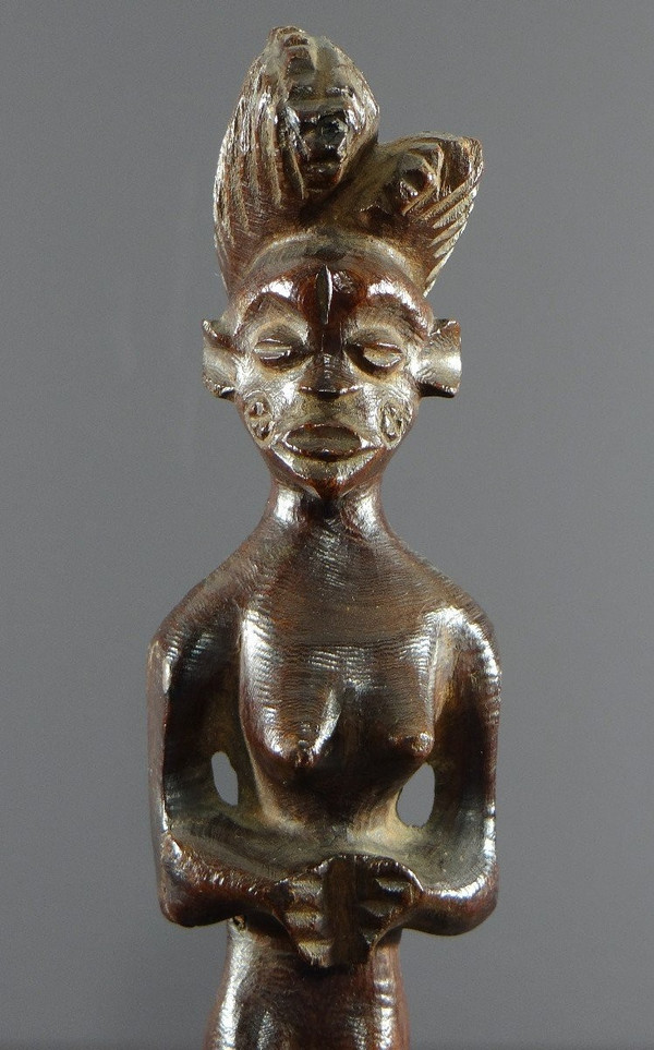 Angola, popolo Lwena, primo terzo del XX secolo, statua di figura femminile in legno duro.