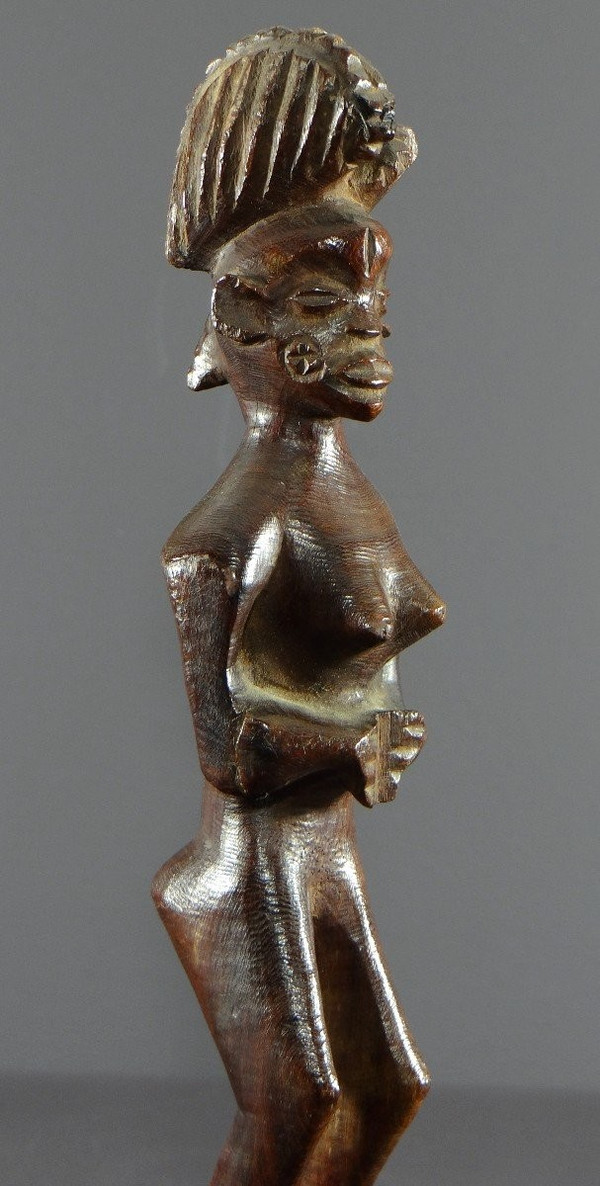 Angola, popolo Lwena, primo terzo del XX secolo, statua di figura femminile in legno duro.