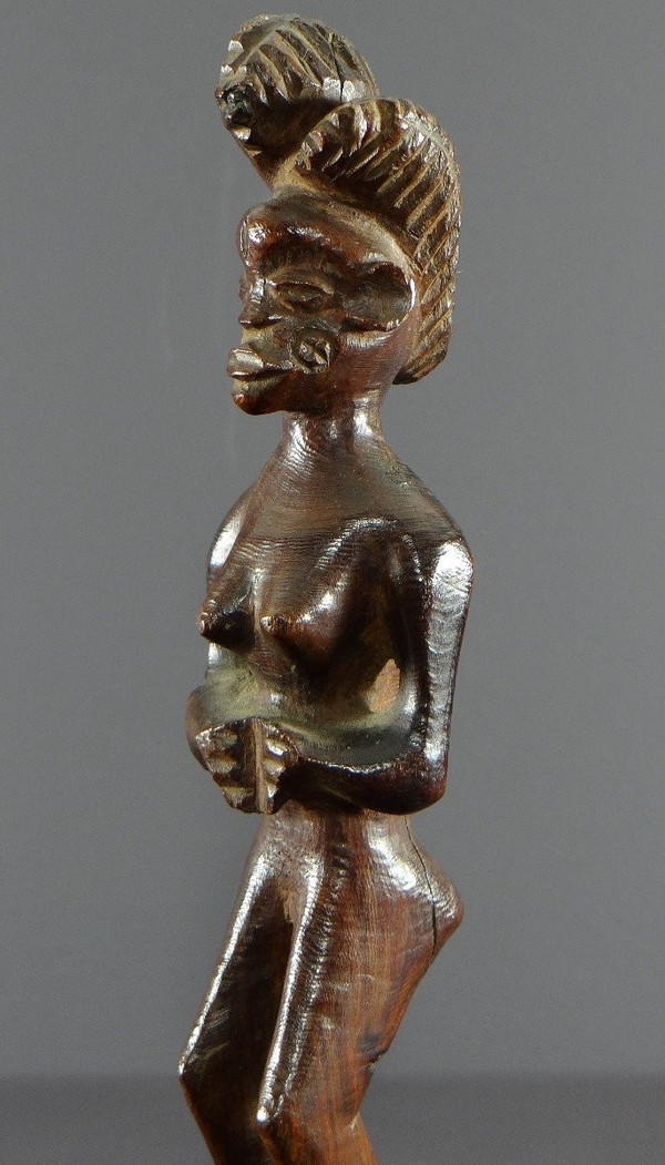 Angola, popolo Lwena, primo terzo del XX secolo, statua di figura femminile in legno duro.