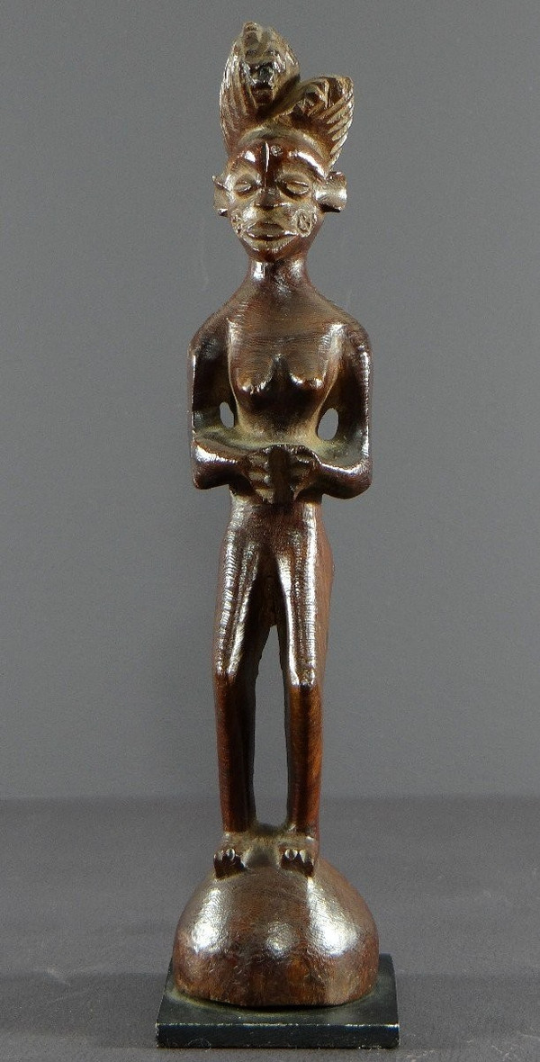 Angola, popolo Lwena, primo terzo del XX secolo, statua di figura femminile in legno duro.