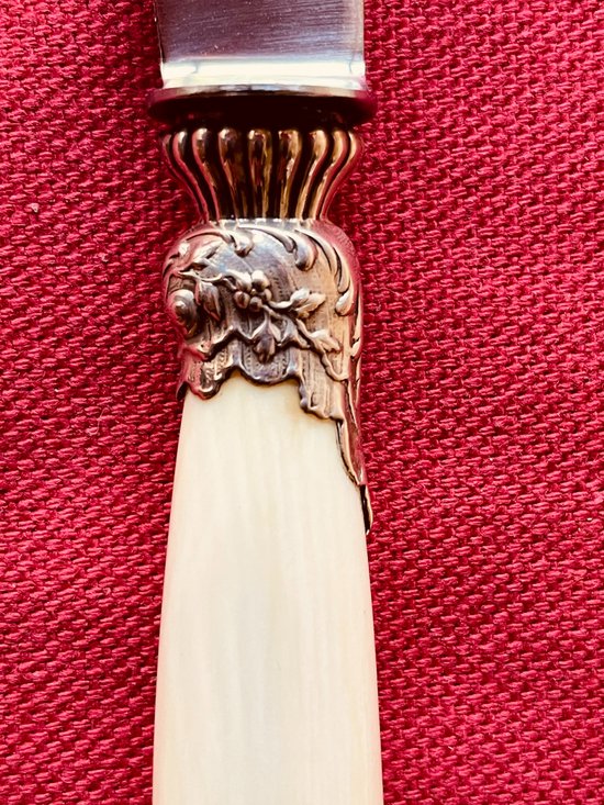 24 table knives with ivory handles and desserts.