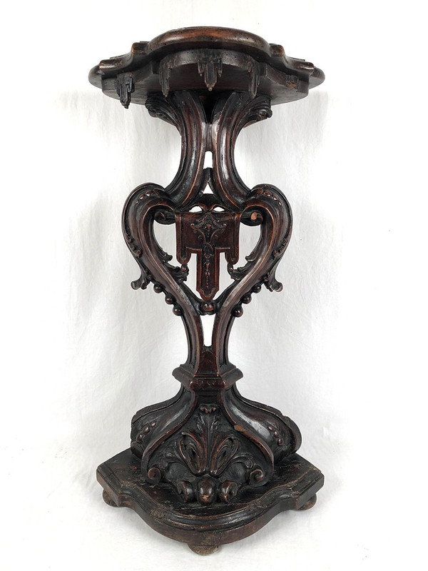 Sellette en noyer richement sculpté, XVIIIe