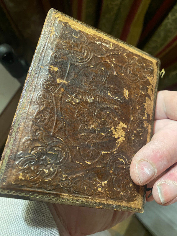 Ritratto di Dama di condizione in una foto dagherrotipica del periodo di Napoleone III nella sua custodia