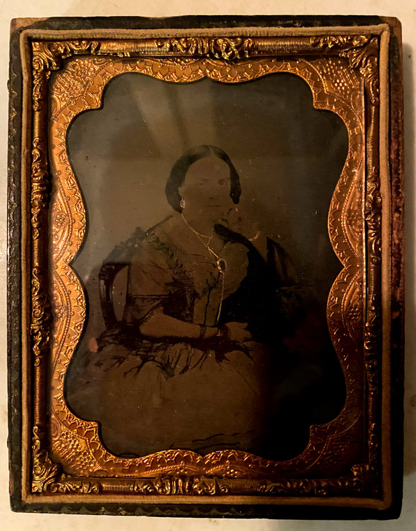 Ritratto di Dama di condizione in una foto dagherrotipica del periodo di Napoleone III nella sua custodia
