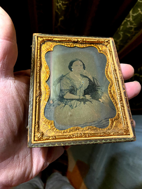 Ritratto di Dama di condizione in una foto dagherrotipica del periodo di Napoleone III nella sua custodia