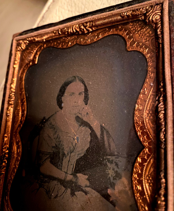 Ritratto di Dama di condizione in una foto dagherrotipica del periodo di Napoleone III nella sua custodia