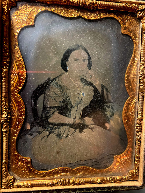 Ritratto di Dama di condizione in una foto dagherrotipica del periodo di Napoleone III nella sua custodia