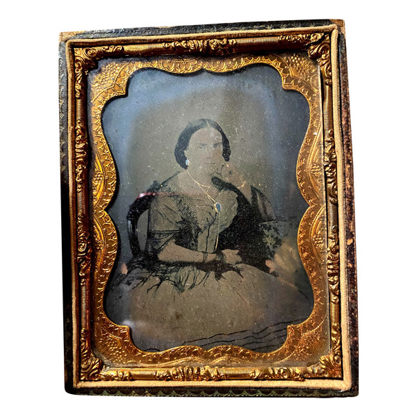 Ritratto di Dama di condizione in una foto dagherrotipica del periodo di Napoleone III nella sua custodia