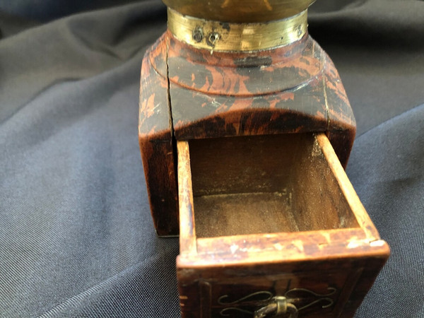 Moulin à café hollandais du XVIIIeme siècle avec incrustation de cuivre vers 1750