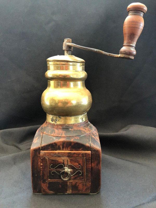 Moulin à café hollandais du XVIIIeme siècle avec incrustation de cuivre vers 1750