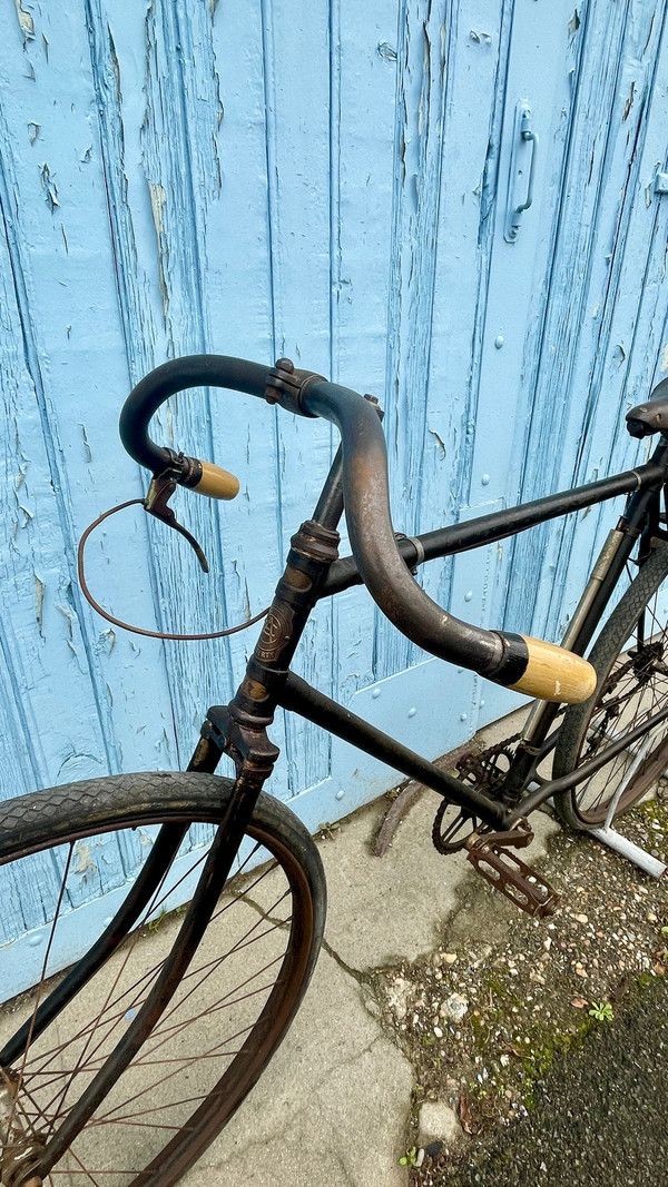 Antikes Belle-Époque-Fahrrad (1871 - 1914)