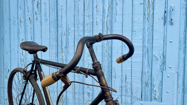 Antikes Belle-Époque-Fahrrad (1871 - 1914)