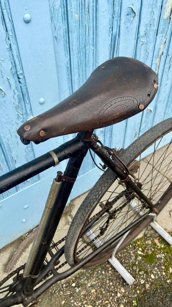 Antikes Belle-Époque-Fahrrad (1871 - 1914)
