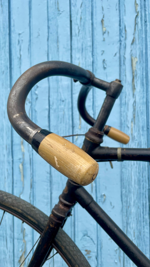 Antikes Belle-Époque-Fahrrad (1871 - 1914)