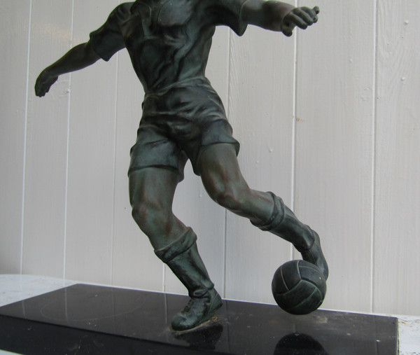 Fußballer-Skulptur