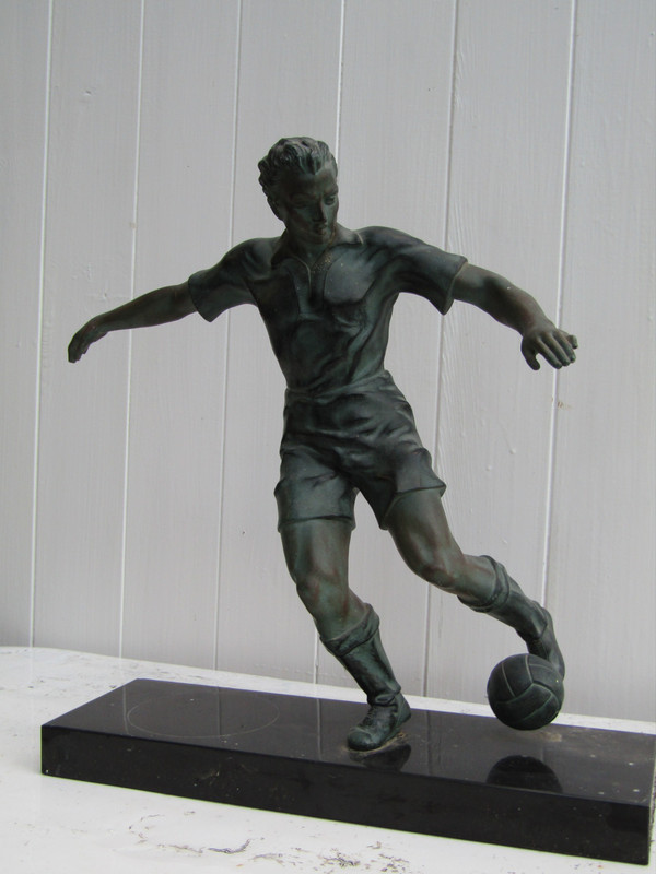 Fußballer-Skulptur