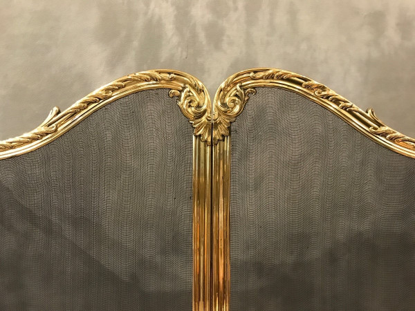 Beau pare feu de cheminée ancien en laiton d'époque 19 ème de style Louis XV 