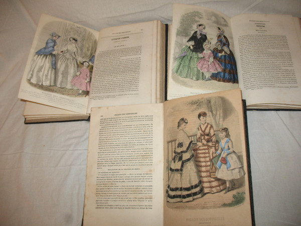 Magasin des demoiselles 3 volumes complets avec planches en couleur gravures de mode 1850 à 69