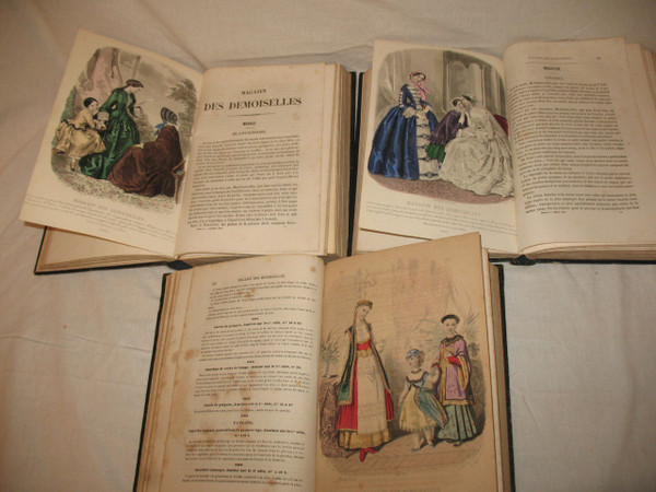 Magasin des demoiselles 3 volumes complets avec planches en couleur gravures de mode 1850 à 69