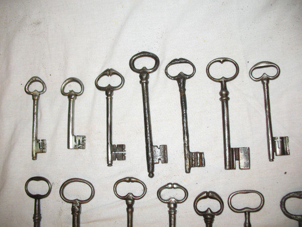 Clés en fer forgé époque du 16ème au 18ème siècle Importante collection de 20 pièces 