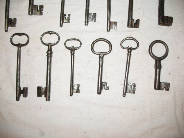 Clés en fer forgé époque du 16ème au 18ème siècle Importante collection de 20 pièces 
