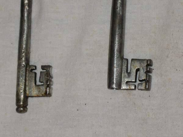 Clés en fer forgé époque du 16ème au 18ème siècle Importante collection de 20 pièces 