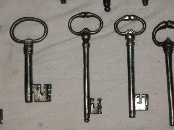 Clés en fer forgé époque du 16ème au 18ème siècle Importante collection de 20 pièces 