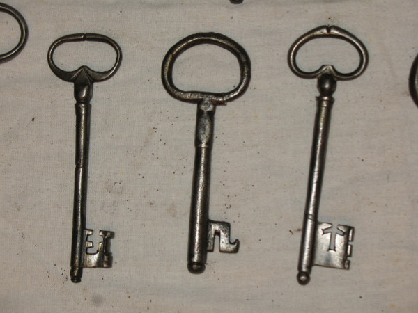 Clés en fer forgé époque du 16ème au 18ème siècle Importante collection de 20 pièces 