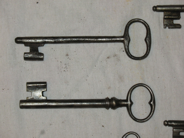 Clés en fer forgé époque du 16ème au 18ème siècle Importante collection de 20 pièces 