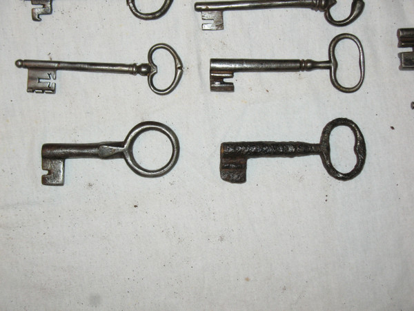 Clés en fer forgé époque du 16ème au 18ème siècle Importante collection de 20 pièces 