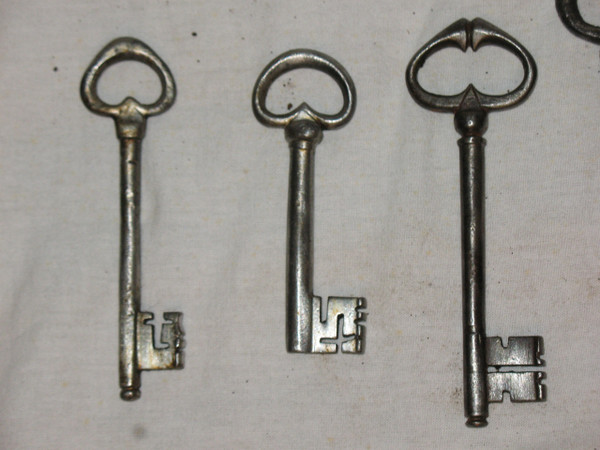 Clés en fer forgé époque du 16ème au 18ème siècle Importante collection de 20 pièces 