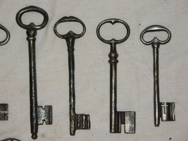 Clés en fer forgé époque du 16ème au 18ème siècle Importante collection de 20 pièces 