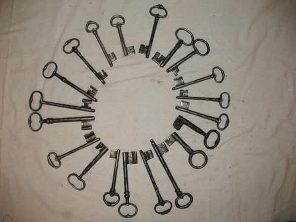 Clés en fer forgé époque du 16ème au 18ème siècle Importante collection de 20 pièces 