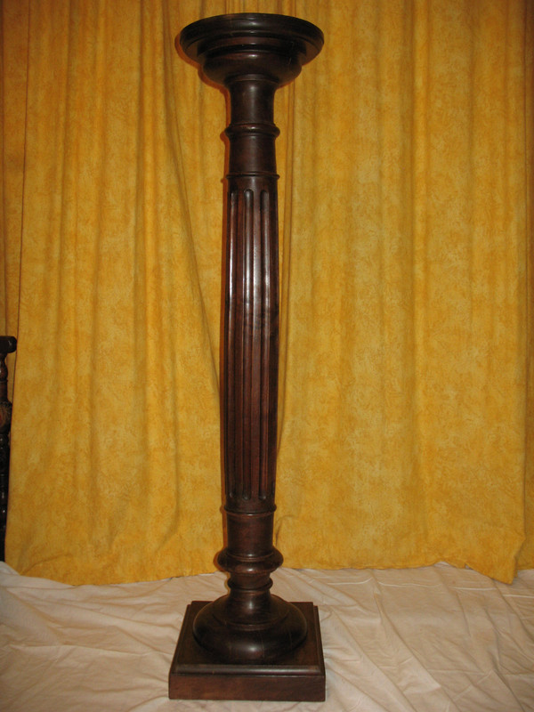 Louis XVI style walnut saddle column, 19th century, height: 125 cm